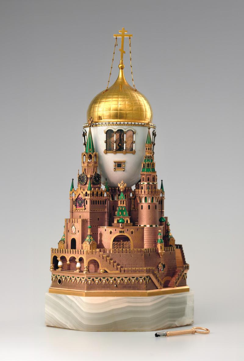 Osterei „Moskauer Kreml“ (561 KB) Geschenk von Zar Nikolaus II. an die Zarin Alexandra Fjodorowna zum Osterfest des Jahres 1906 Sankt Petersburg, 1904–1906 Firma: C. Fabergé Gold, Silber, Onyx, Glas, Glimmer, Email auf guillochiertem Grund, Email- Malerei, Ölmalerei H. 36,1 cm (mit Untergestell), Basis: 18,5 х 18,5 cm © The Moscow Kremlin State Historical and Cultural Museum and Heritage Site