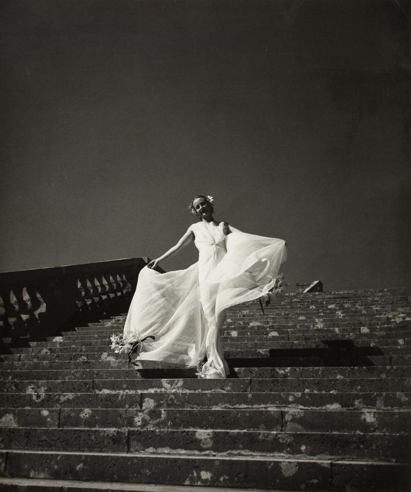 Das Modell Cora Hemmet auf der Schloßtreppe, Versailles 1934-38 © Münchner Stadtmuseum, Archiv Hermann Landshoff