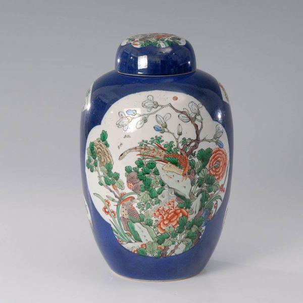 Deckelvase mit Vogeldarstellung. China, Porzellan, wohl Kangxi. Balustervase mit Blaufond. In den verschiedenen ausgesparten Kartuschen Päonienbäume mit, Limit: 550 €