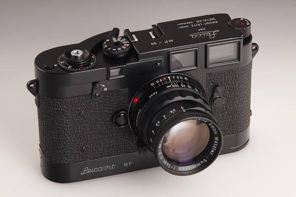 Leica MP schwarz lackiert, Nr. MP-99, 1957 Startpreis: 140.000 EUR Schätzpreis: 250.000 - 300.000 EUR Ergebnis: 408.000 Euro