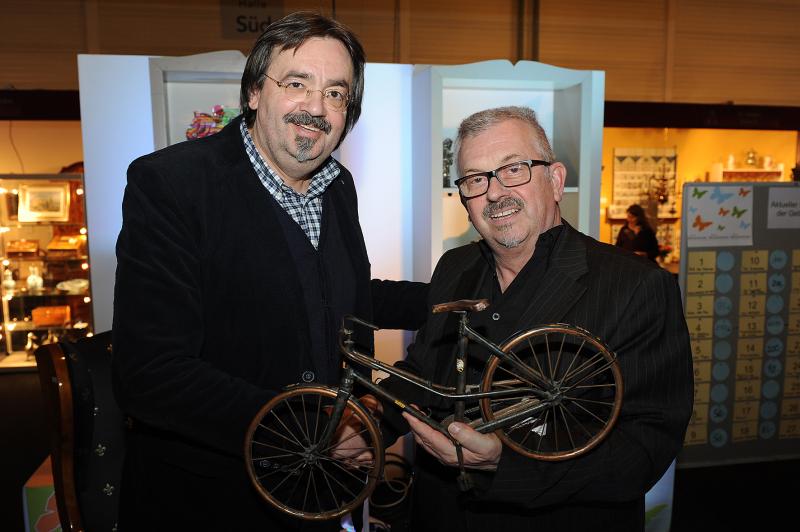 Mitbieten für den guten Zweck: 2.500 Euro kamen bei der Auktion zugunsten der Stiftung "Mitmachkinder" zusammen. Hier übergibt Paul Claahsen (r.) von der Stiftung ein ersteigertes Exponat. Foto: Peter Grewer