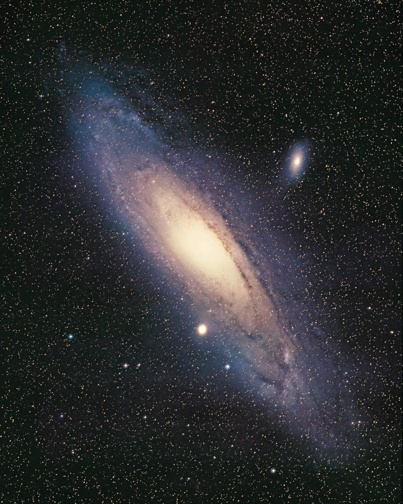 DIE ERSTE WELTRAUMFOTOGRAFIE AUF FARBFILM Bill Miller, Mount Wilson Observatorium, Kalifornien, 1958 © David Malin Images/Caltech