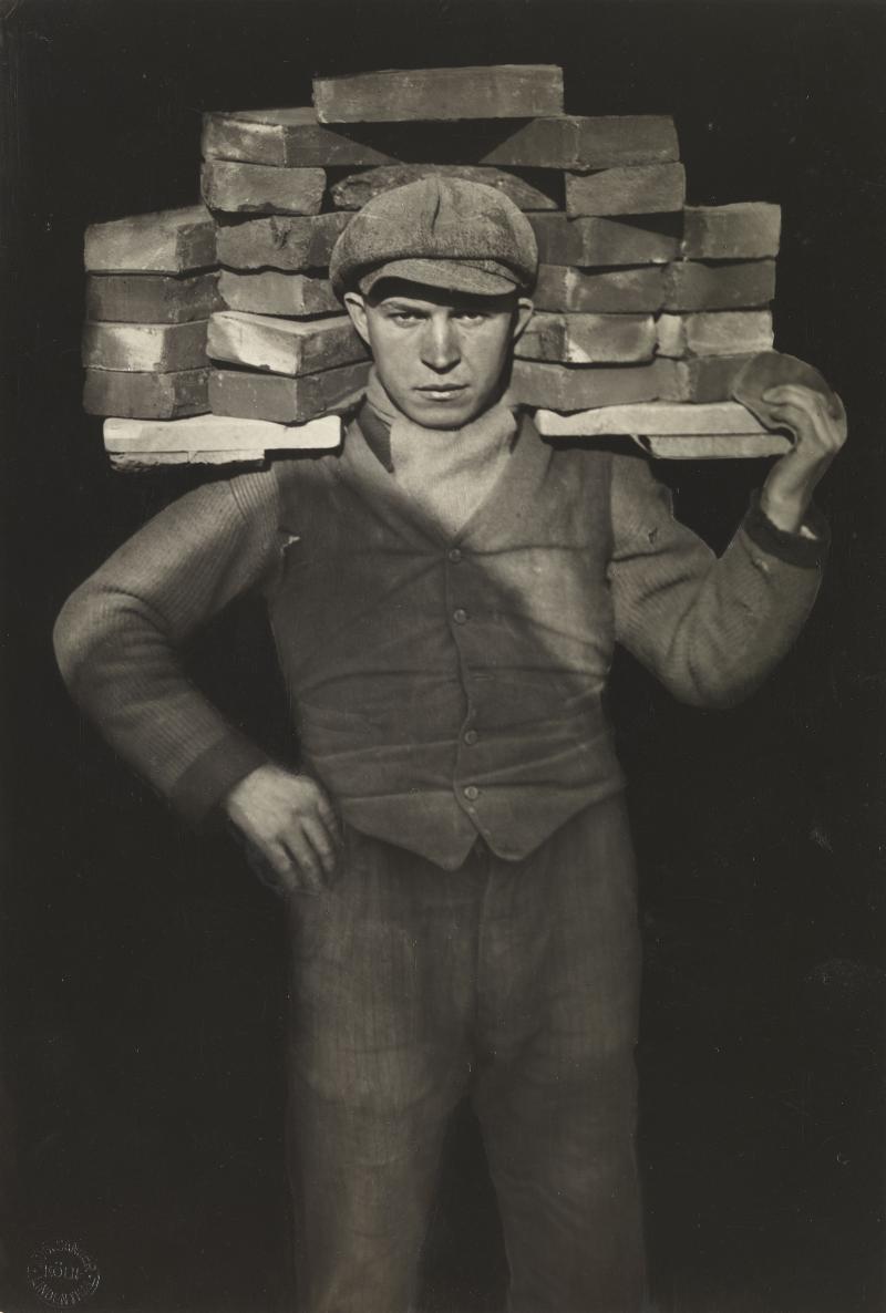 MENSCHEN VOR FLUSSLANDSCHAFT AUGUST SANDER UND DIE FOTOGRAFIE DER GEGENWART AUS DER SAMMLUNG LOTHAR SCHIRMER  August Sander, Handlanger, 1928, 43,0 x 28,5 cm, Silbergelatineabzug, Sammlung Lothar Schirmer, München  © Die Photographische Sammlung, SK Stiftung Kultur – August Sander Archiv, Köln, VG Bild-Kunst, Bonn 2014