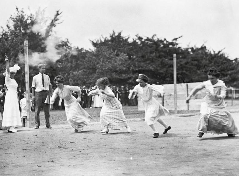 Frauen in langen Röcken bei einem Rennen während eines Picknicks der Angestellten der Packard Motor Car Company, 1911, USA. © Bettmann/CORBIS. Die Verwendungsrechte dieses Bildes liegen bei Corbis. Sie können es unter der Bildnummer BE061572 beziehen.