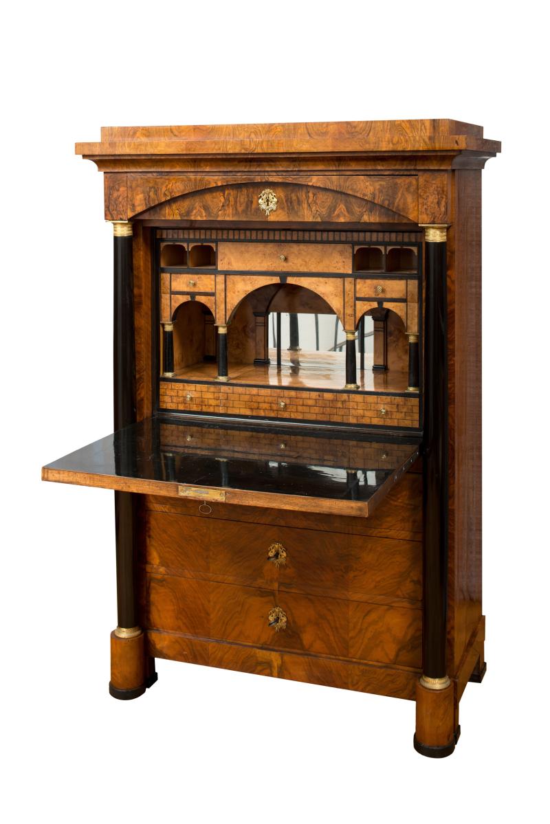 Schreibschrank, Nussbaum furniert, Frankfurt um 1820, Höhe 164 cm.  Foto: Schlapka KG