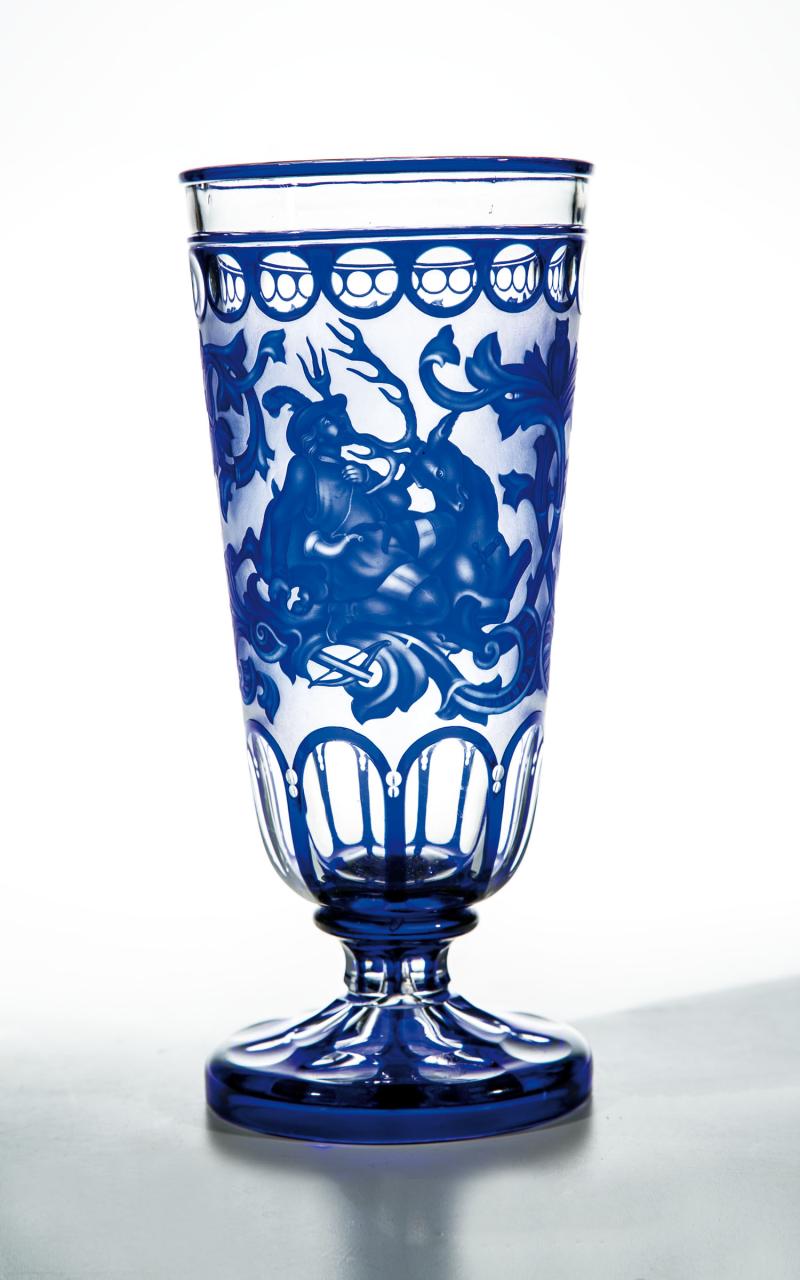 286 - Hoher Fußbecher mit Jägern Auktion: 231 - 25. Glasauktion Zwiesel  Franz de Paula Zach, München, Glas Steigerwald (zugeschr.), 3. Viertel 19. Jh. Katalogpreis: 2.000 - 2.500 €