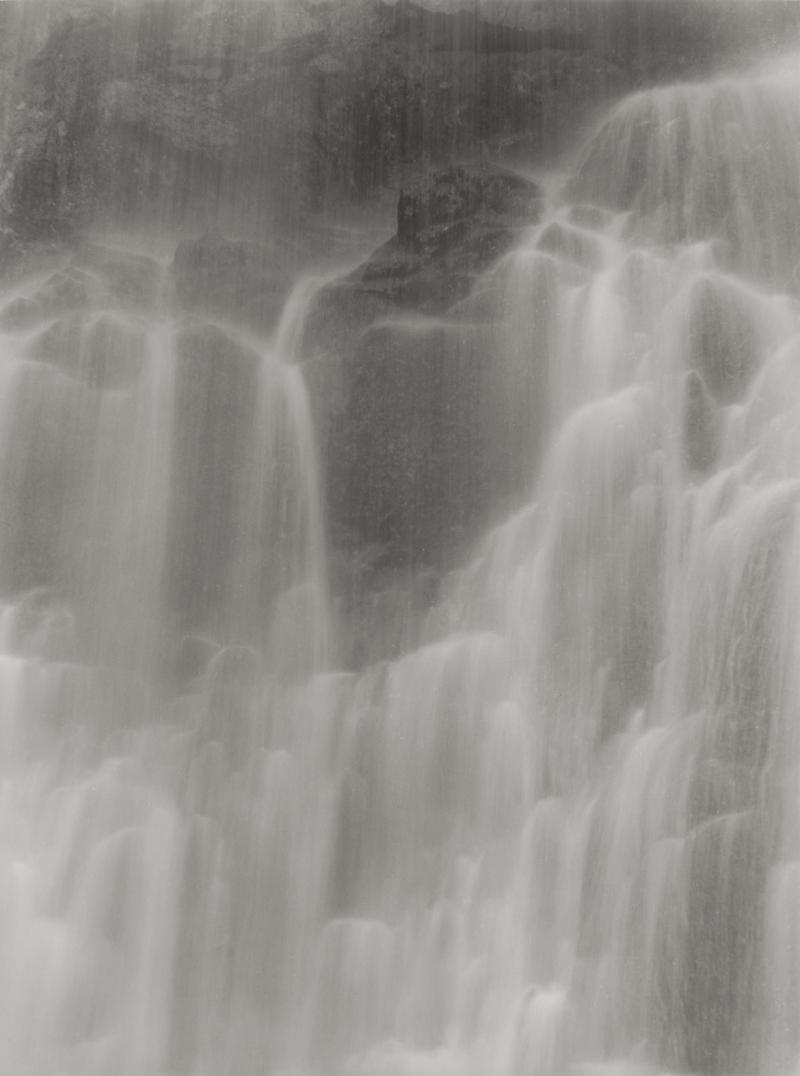 Giro Annen (*1957), Wasserfall, 2002, Schwarzweiss-Fotografie auf Barytpapier, 23 x 17.5 cm © Künstler