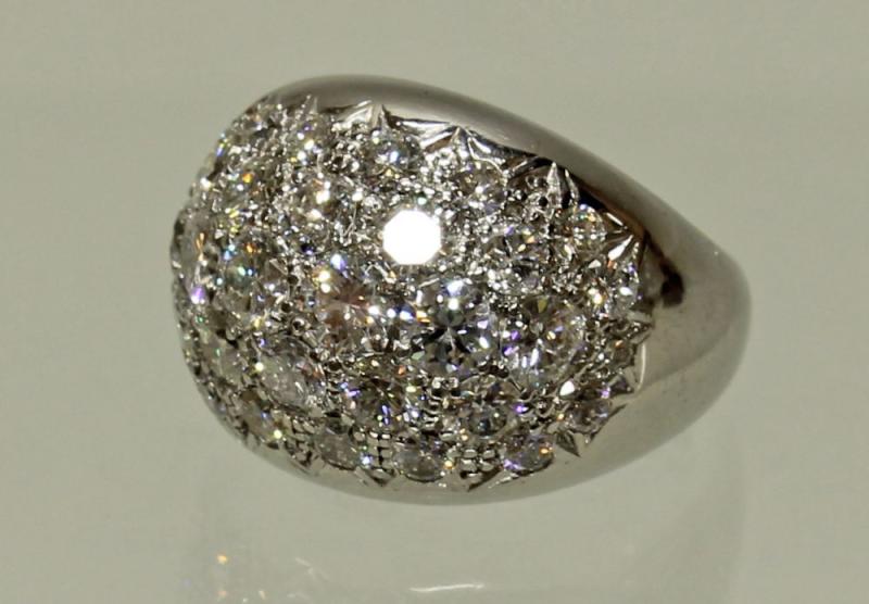 Ring, WG 750, Atelierarbeit, 34 Brillanten zus. ca. 3.27 ct., etwa fw-w/lpr.-vvs, Goldgewicht ca. 12.85 g, RM 16 2.000 €