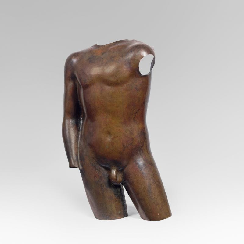 Franz Hagenauer, Torso, Entwurf: 1933, Kupferblech, patiniert und gehämmert, 88,5 × 37 cm, Schätzpreis € 7.000-12.000