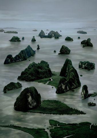 Andreas Gursky, James Bond Island II, 2007. Courtesy Sprüth Magers Berlin London © Andreas Gursky, VG Bild-Kunst, Bonn und Bildrecht, Wien, 2014