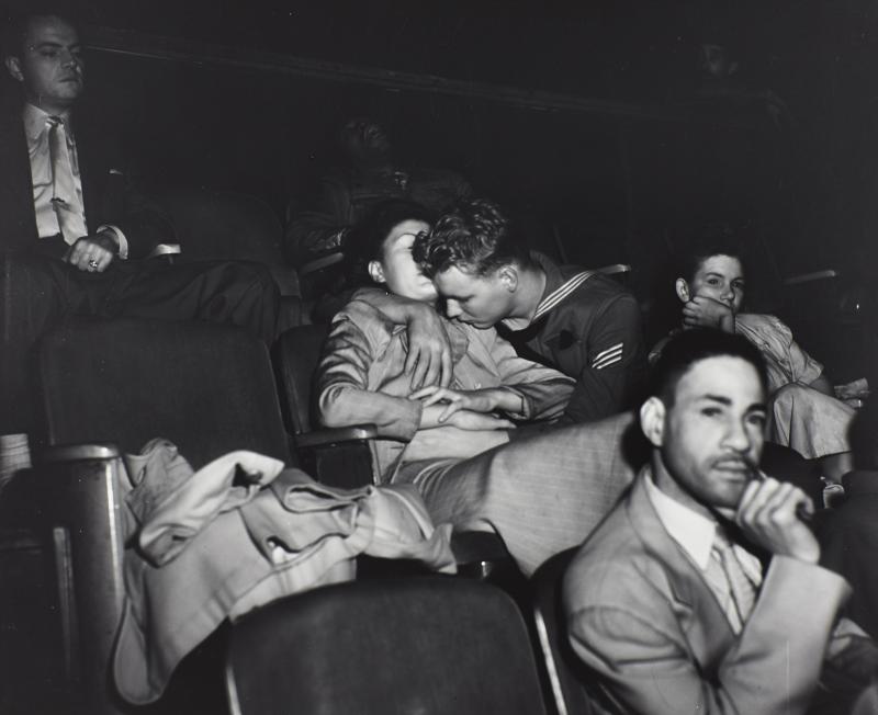 Weegee, 1945 ein Liebespaar in einem New Yorker Kino (Los 42, Schätzpreis 5.000 - 6.000 Euro)