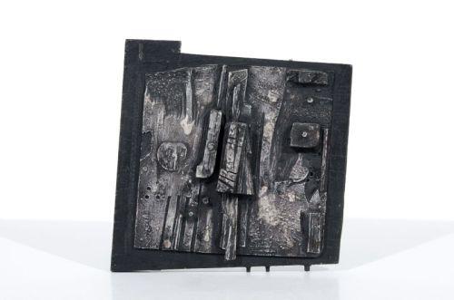 Willy Wolff, Ohne Titel. 1963.  Assemblage (Holz, farbig gefaßt). Verso in Bei signiert "WOLFF" und datiert o.li.  Minimal angeschmutzt. 19,2 x 18,6 cm.  		1800 €