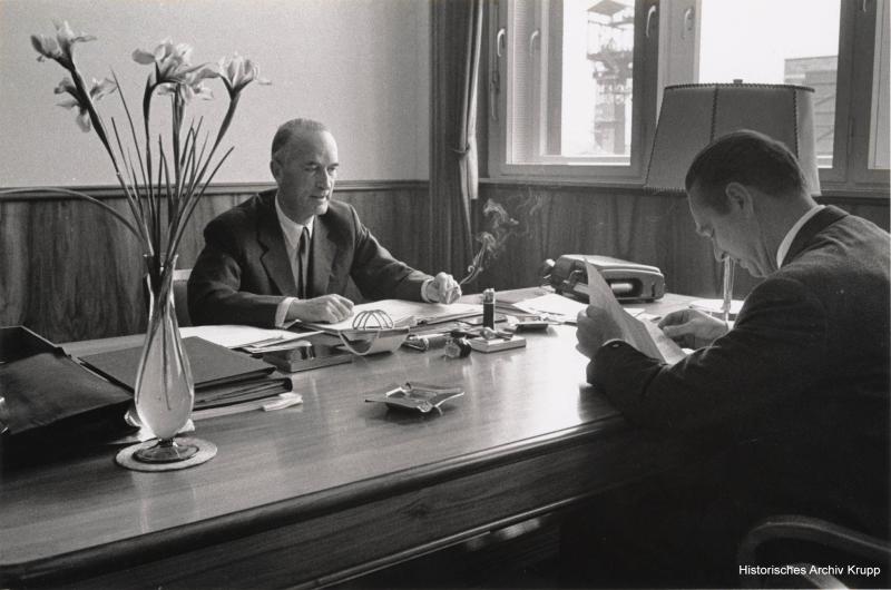 Alfried Krupp von Bohlen und Halbach und Berthold Beitz, 1957 (Foto: Erich Lessing) © Erich Lessing / Lessing Photo Archive, Wien / Historis ches Archiv Krupp, Essen