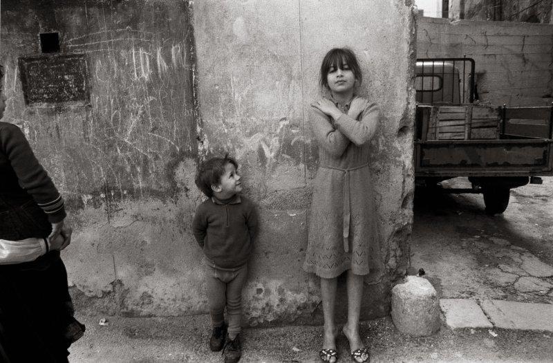 Letizia Battaglia Palermo/Sizilien *1935 LEI POSA PER ME, CORTILE DI SAN PIETRO, PALERMO. 1987, SCHÄTZPREIS 	3700,00 EUR