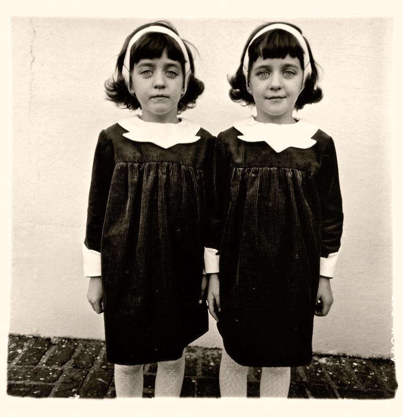 Los 97 DIANE ARBUS (1923–1971) ‘Identical Twins (Cathleen and Colleen), Roselle, N.J.‘, 1967 aus ‘A Box of Ten Photographs’ Silbergelatineabzug, Vintage