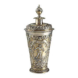 Kat.-Nr.: 12 01056 Prunkdeckelbecher, Riga um 1730/40, Silber verg., H. ca. 27 cm, B. ca. 12 cm Limit: 11.500,- €