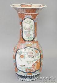 Imari-Bodenvase, JAPAN, 1. Hälfte 20. Jh.  schau- und rückseitig Kartuschen mit Malerei von Paradiesvögeln. Fond mit Crysanthemen dekoriert. Provenienztypische Bemalung in Unterglasurblau und Eisenrot, sowie Orange und Grün, H 77.  Aufrufnummer: 1150 Aufrufpreis: 1.080 Euro