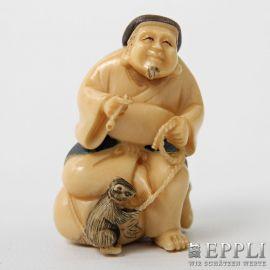 Netsuke eines Rattendompteurs aus Elfenbein. JAPAN, um 1900  verso sign., H 5.    Aufrufnummer: 1169 Aufrufpreis: 240 Euro