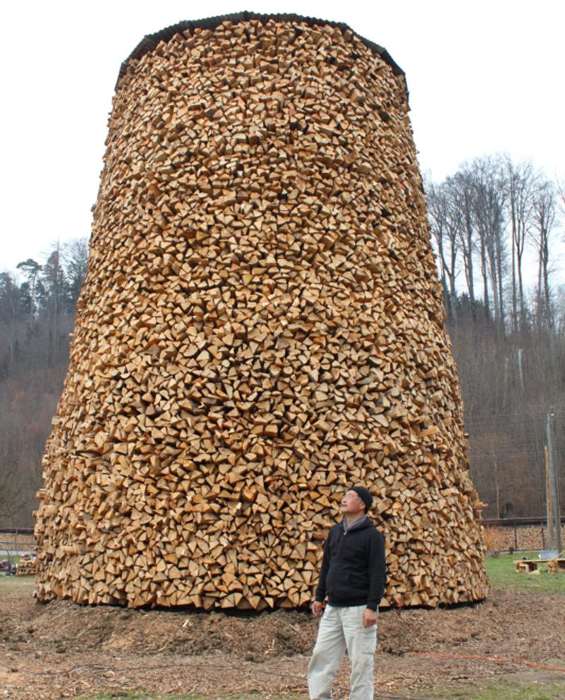 Der Turm steht, Tadashi Kawamata: Scheiterturm / Log Tower, 24. März 2013.