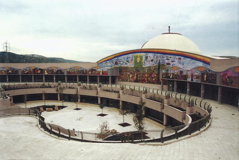 Arik Brauer, Die Bibel, Haifa 2000, Wandfliesen an der Fassade des Einkaufs- und Kulturzentrums "Castra" © Ben Sira Meir