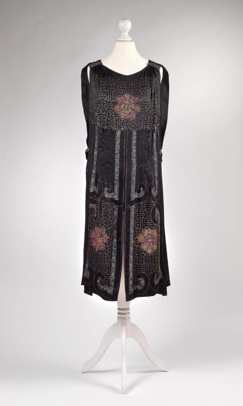 Atelier Emilie Flöge zugeschriebenes Kleid, Wien, um 1920 Rufpreis € 500