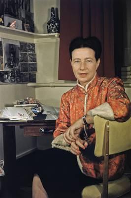 Simone de Beauvoir, zurück aus China, ca. 1955 Digitaler Colorprint 2014 © IMEC, Fonds MCC, Vertrieb bpk / Photo Gisèle Freund