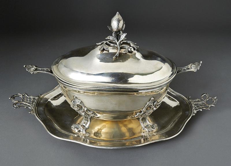 A67 - Kat. 326 Elegante Deckelterrine auf Présentoir Augsburg, um 1775/77,Christian II. Drentwett (Mstr. 1754-1801)