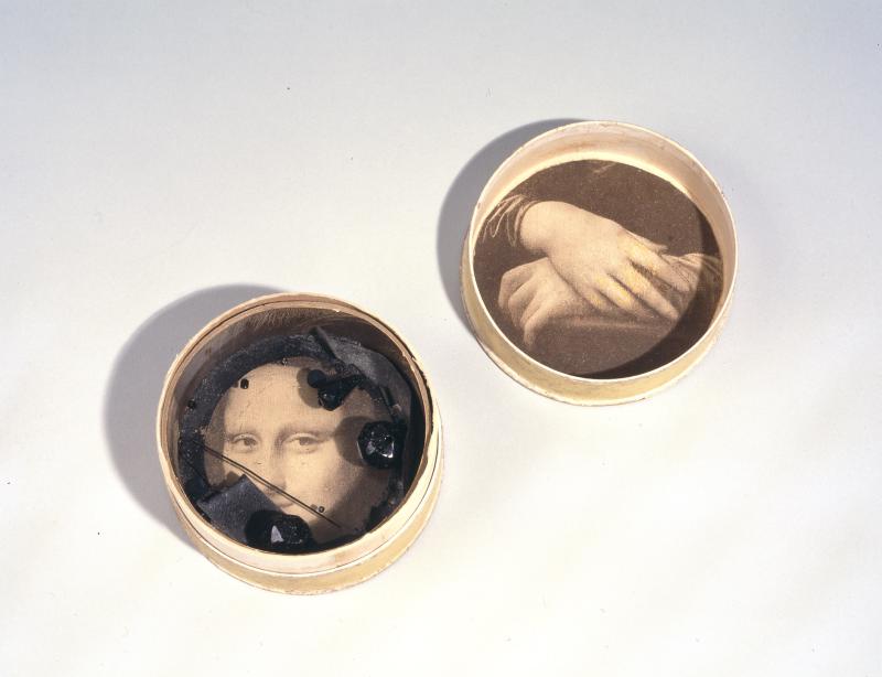 Joseph Cornell Untitled Object (Mona Lisa) c. 1940-42 height 3.5 cm, diameter 7.6 cm The Collection of Marguerite and Robert Hoffman Photo Brad Flowers © The Joseph and Robert Cornell Memorial Foundation / Bildrecht, Wien, 2015