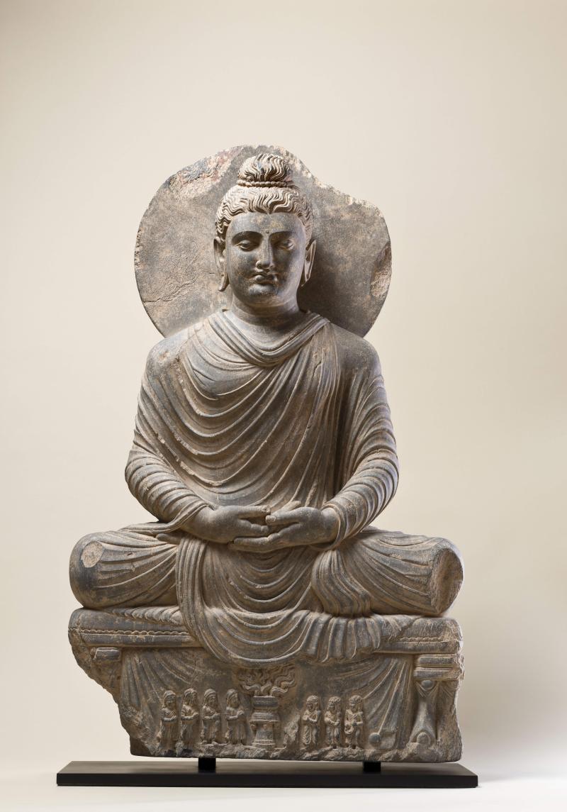 Meditierender Buddha Gandhāra, Nordwest - Pakistan, ca. 2. Jh. n. Chr. Grauer Schiefer mit Spuren von Vergoldung im Gesicht, Privatsammlung (Foto: Rainer Drexel)