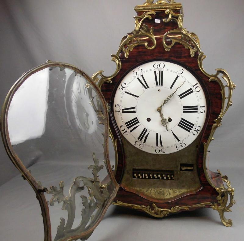 GROSSE, EXQUISITE BOULLE - UHR mit SPIELWERK, um 1800. Dreiteiliges Gehäuse mit Wandkonsole Limitpreis:	14.500 €