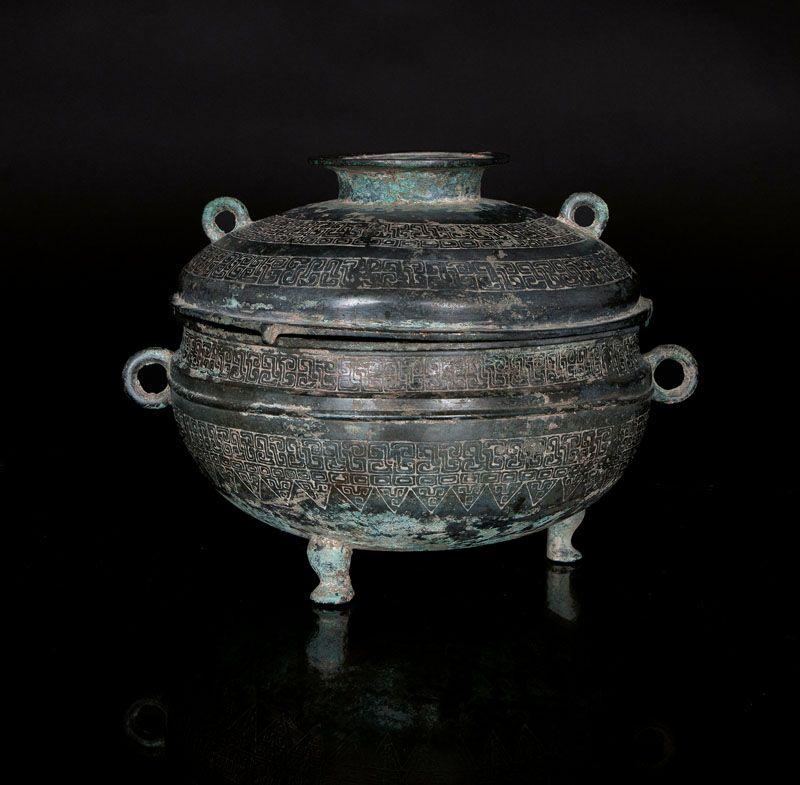 Archaisches Bronze-Deckelgefäß 'Gui' China, Zeit der streitenden Reiche (475-221 v.Chr.).   Limitpreis:	11.000 €