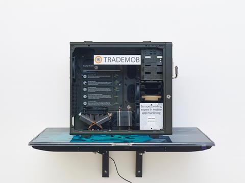 Simon Denny, Berlin Startup Case Mod: Trademob, 2014, custom computer case, heavy-duty computer hardware, metal fittings, digital prints on alu-dibond, Samsung UE40F6500 SS, video on USB-Stick, 79,5 x 91 x 54 cm, Galerie Daniel Buchholz, Köln