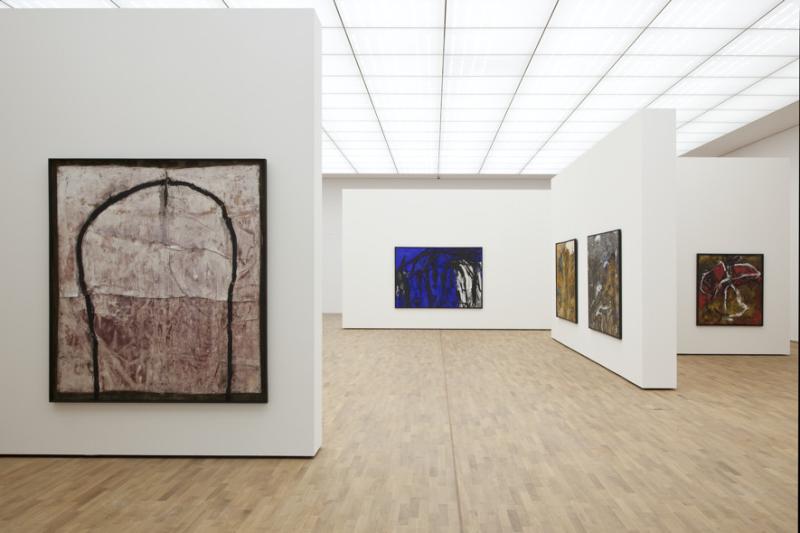 Ansicht des Oberlichtsaals des Emil Schumacher Museums Hagen, Fotografie: Werner Hannappel