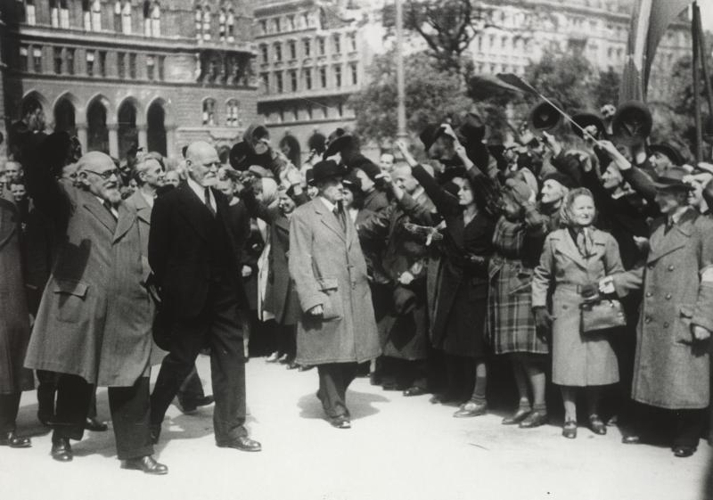 Karl Renner und Theodor Körner auf dem Weg zur Übergabe des Parlaments an die provisorische Regierung Foto: Franz Blaha Wien, 29. April 1945