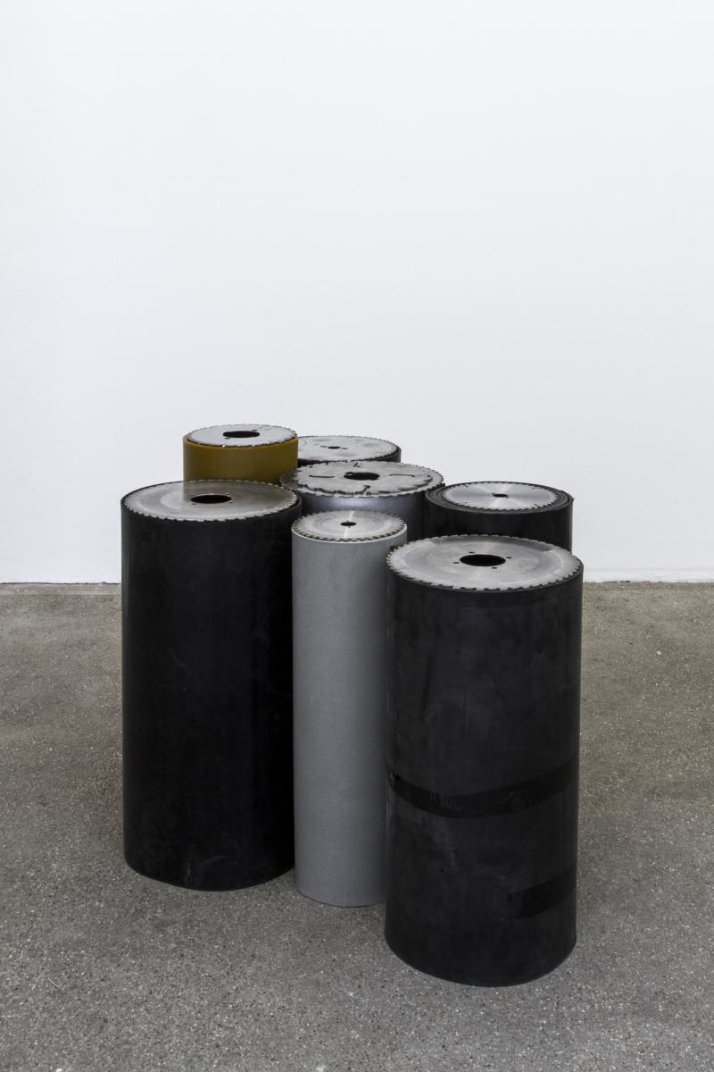 Bande, 2015 , Gummi Stahl Aluminium , 77,5 x 138 x 80 cm , Kie/S 150013 Courtesy Gale rie Elisabeth & Klaus Thoman Innsbruck/Wien © Photo Galerie Elisabeth & Klaus Thoman/ Lena Kienzer