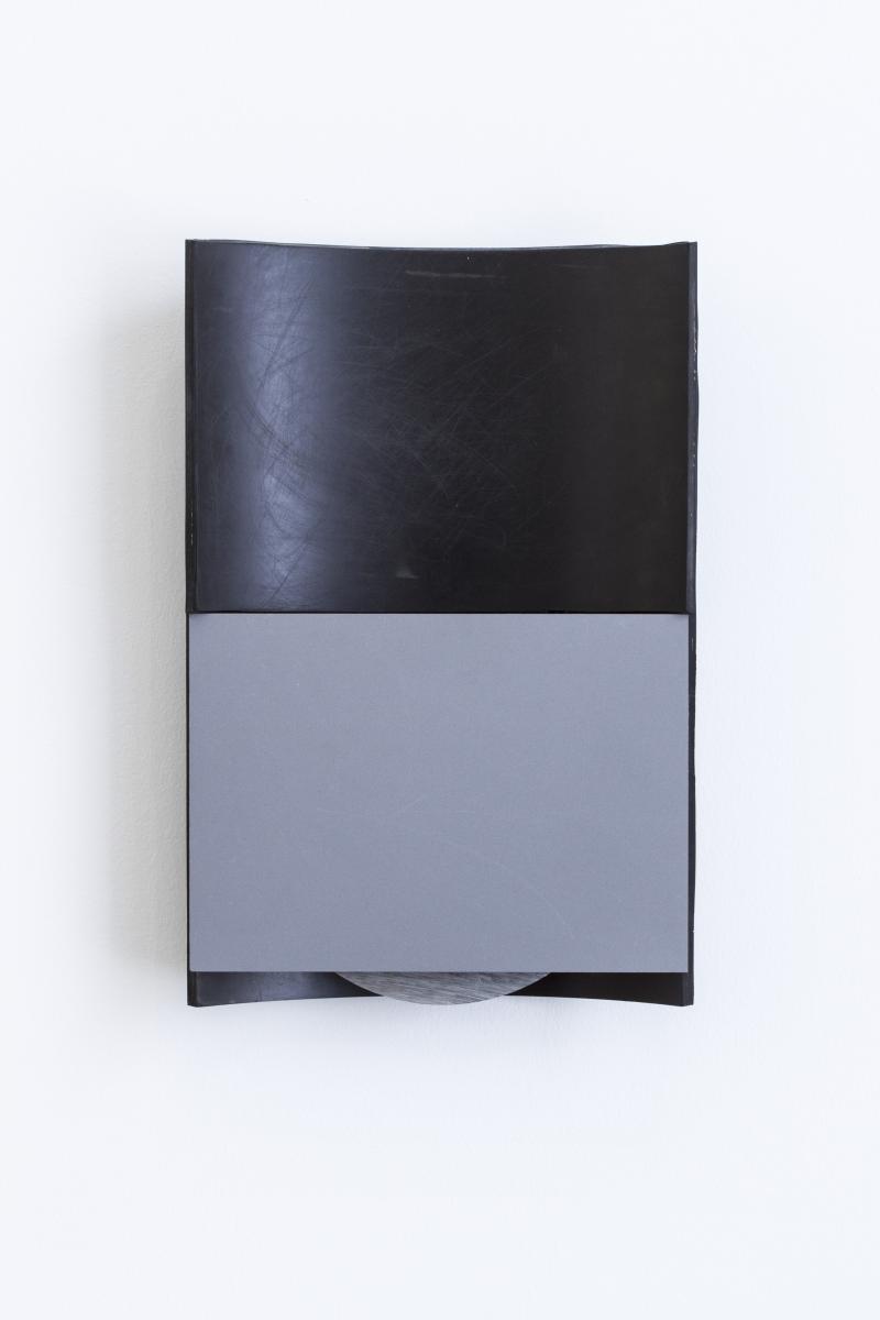 Ohne Titel, 2015 , Gummi Kunststoff Aluminium , 49,5 x 33 x 8 cm , Kie/S 150015 Courtesy Galerie Elisabeth & Klaus Thoman Innsbruck/Wien © Photo Galerie Elisabeth & Klaus Thoman/ Lena Kienzer