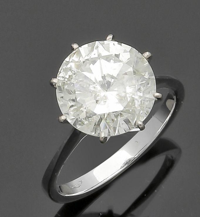 Damenring mit großem Brillantsolitär von ca. 5,5 ct 1970er Jahre. 750er WG, gestemp. 1 Brillant von über 5,5 ct. Aufrufpreis:	25.000 €