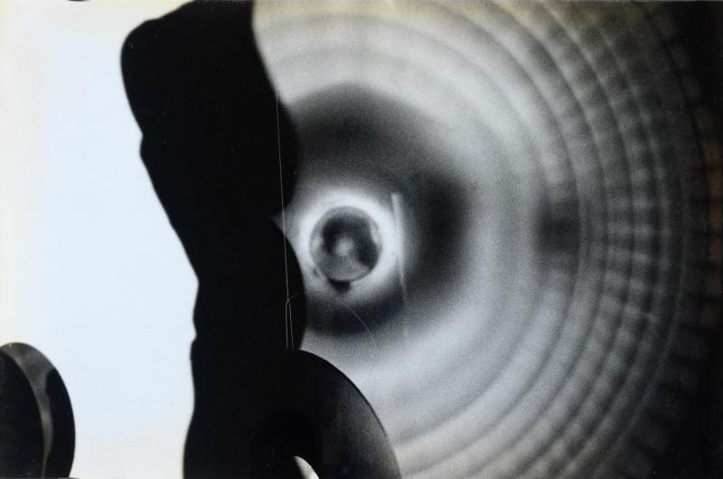 Kat Nr. 207 Brigitte Kowanz, ohne Titel, 1993, SW-Foto, 33 x 50 cm, Schätzwert € 3.000 – 3.800