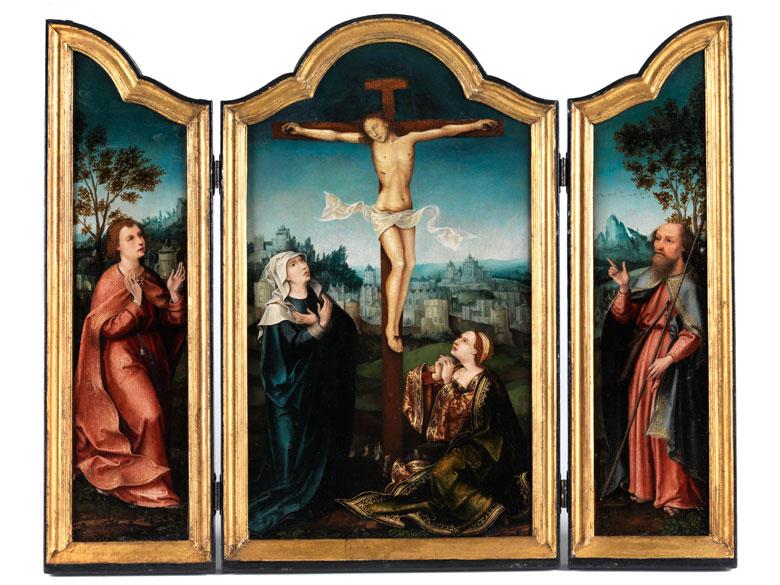 595 Meister der Magdalenen-Legende, ab Ende des 15. Jahrhunderts, zwischen 1483 und 1526 tätig, möglichweise in Brüssel oder Mechelen, zug.  KLEINES TRIPTYCHON MIT CHRISTUS AM KREUZ UND DEN HEILIGEN MARIA, MAGDALENA, JOHANNES UND ANDREAS Öltempera auf Eichenholz. Mitteltafel parkettiert. Geöffnet: Höhe: 41, 5 cm. Breite: 51 cm.  Schätzpreis: € 40.000 - 60.000