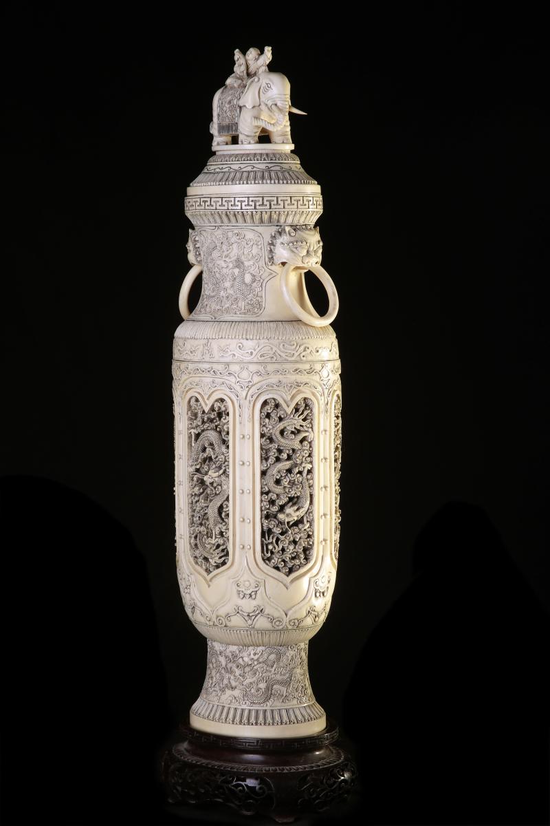 Fein geschnitzte Vase aus Elfenbein mit drei mythologischen Figuren (Elefant, Löwe, Drache) China, 19. Jh.  Zur Verfügung gestellt von: Galerie Darya