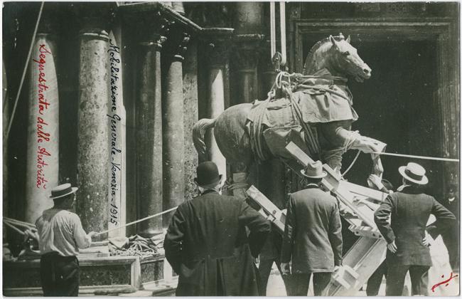 Anonimo, Basilica di San Marco. Rimozione di uno dei cavalli marciani, 1915 Stampa alla gelatina, copyright: Fondazione Musei Civici di Venezia-Archivio Museo Fortuny