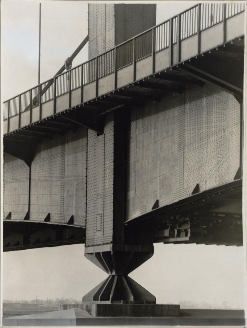 Albert Renger-Patzsch Stützpunkt der Mülheimer Rheinbrücke, um 1930 Dauerleihgabe der Österreichischen Ludwig-Stiftung für Kunst und Wissenschaft © Bildrecht, Wien, 2015