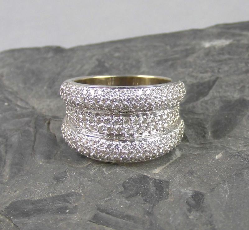 PRÄCHTIIGER RING, 750er Weissgold (säuregetestet, 25 g); profiliert verspringende Ringschiene, über und über besetzt mit Brillanten.