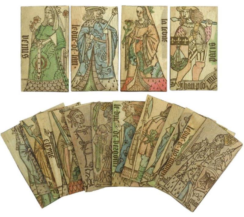 Spielkarten – Set von 17 Spielkarten für ein historisches Kartenspiel von Jean Personne. Leicht kolorierte Holzschnitte auf Papier auf Pappe. Lyon um 1495. 11.500,- (Meindl + Sulzmann, Wien)