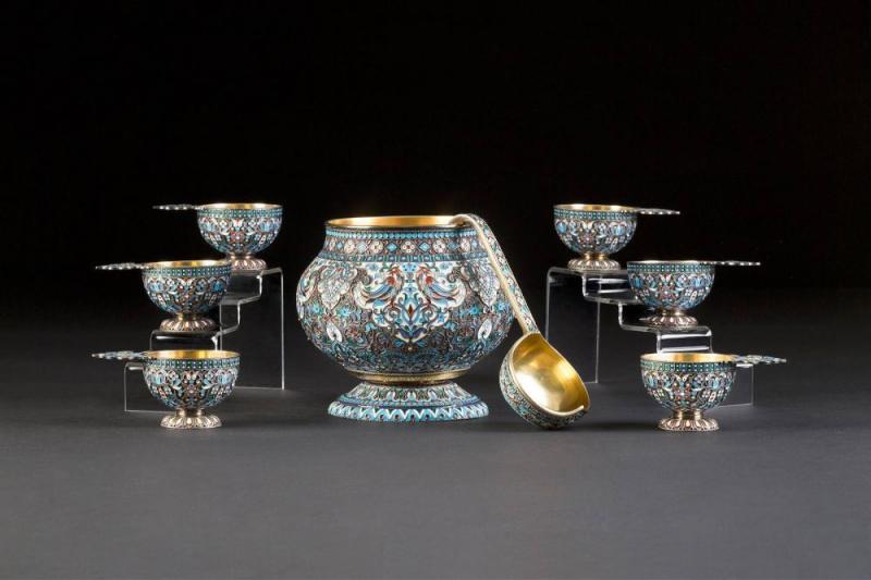 Los 125 BEDEUTENDES ACHTTEILIGES CLOISONNÉ-EMAIL-PUNCHSET   Russland, Moskau, Pawel Akimow Owtschinnikow, 1895/1896  Mindestpreis:	4.000 EUR