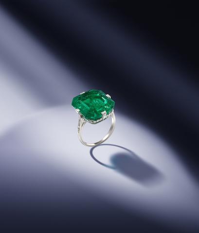 Los 143 An emerald and diamond ring, by Van Cleef & Arpels, 1920