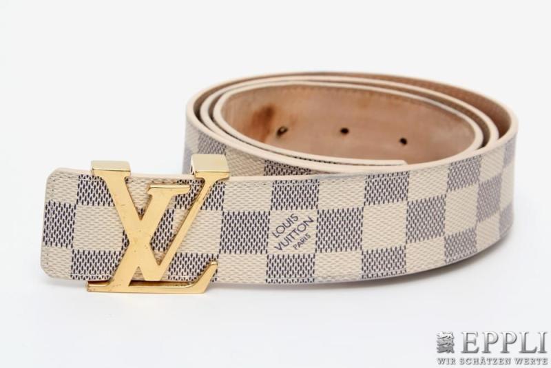 LOUIS VUITTON begehrter Gürtel "Initials 40 MM"  Länge: 95 cm, NP: 335.-€. Damier Azur, Innenfutter aus Nubukleder, goldfarbene Monogram-Schließe ...  Aufrufnummer:23 Aufrufpreis: 95 Euro