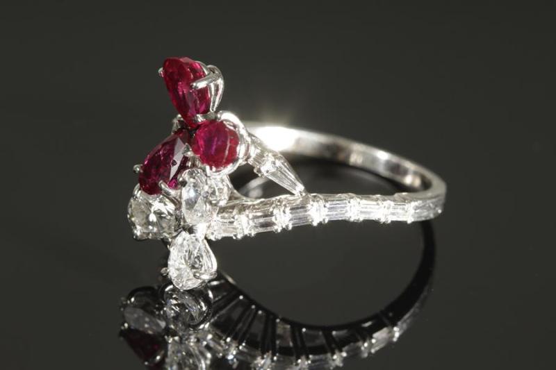 Ring, Platin, Ringkopf mit je drei tropfenförmigen Diamanten (à ca. 0,3ct. si/H (Wesselton), 1x unten leicht bestoßen) und Rubinen (à ca. 0,5ct., 1x bestoßen), Ringschultern mit 16 kleinen Baguettediamanten besetzt, RG 55, ca. 6,84g   Limitpreis 2.500 €