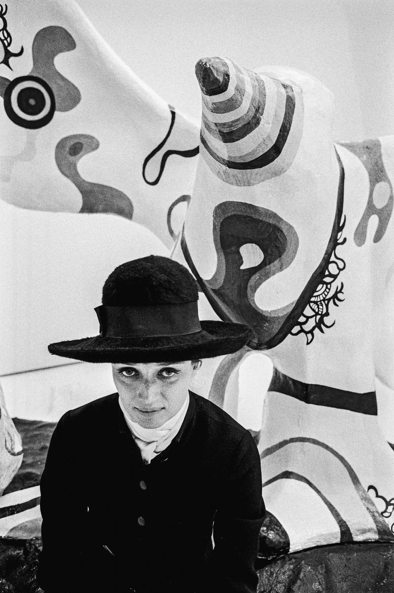 Maria Netter: Niki de Saint Phalle in ihrer Ausstellung, Gimpel & Hanover Galerie, Zürich, 16.5.1968 © Maria Netter/SIK-ISEA, Zürich/Courtesy Fotostiftung Schweiz © The Niki Charitable Art Foundation / 2015, ProLitteris, Zürich, für Werke von Niki de Saint Phalle