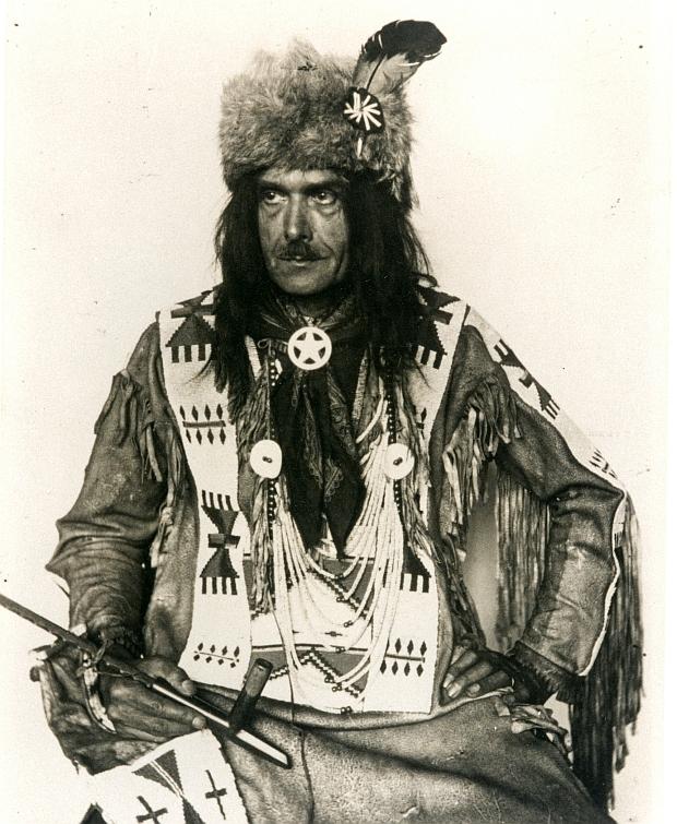 Julius Seyler, gekleidet als Piegan-Blackfeet in Kriegshemd und Coyotenfellmütze, Julius Seyler